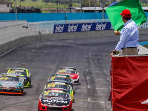 Preside Sergio Salomón banderazo inicial de la sexta fecha de la Nascar México Series