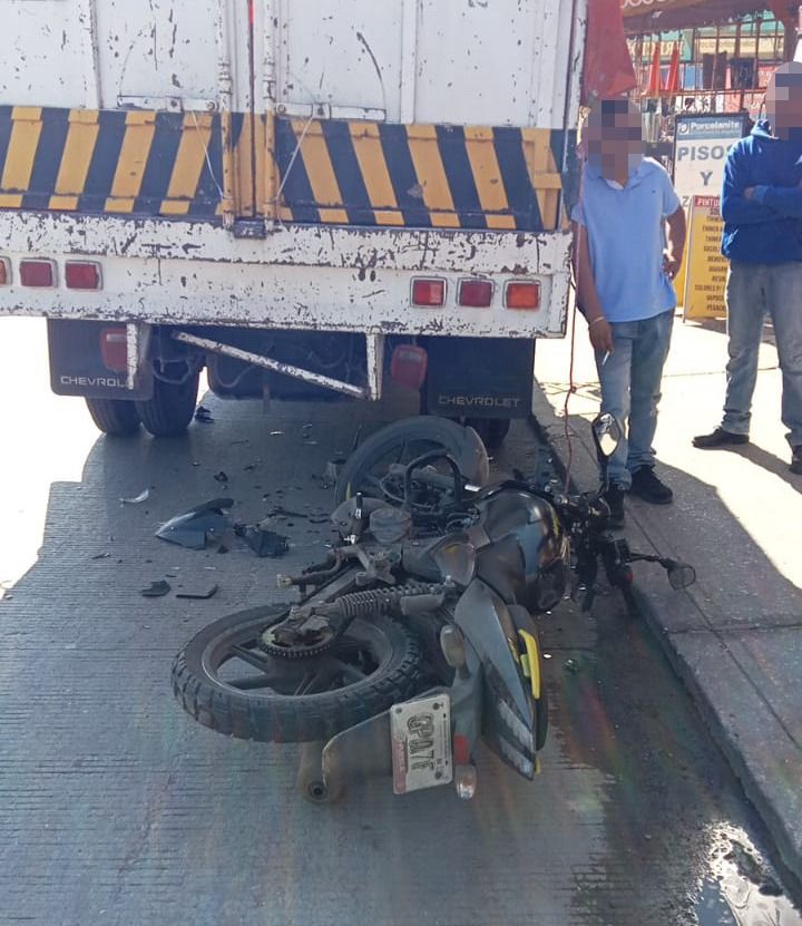 Choque entre moto y camioneta cerca de Pinturas Berel en Amozoc-Tehuacán