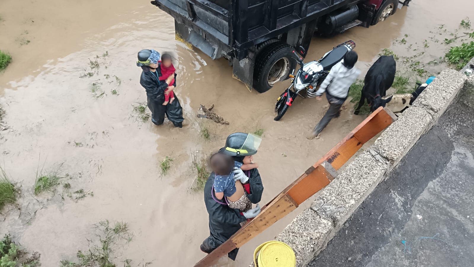 Autoridades y vecinos colaboran para auxiliar a familias afectadas por lluvias en Amozoc