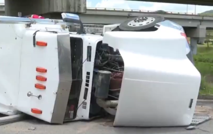 TRÁILER CON ARENA VOLCÓ SOBRE EL PERIFÉRICO EN BUGAMIBILIAS, AMOZOC