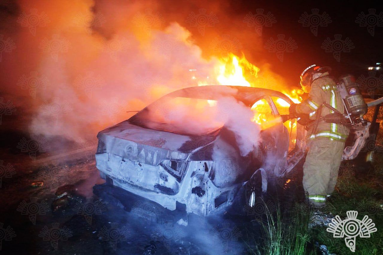 Incendio vehicular es sofocado de manera oportuna en la Amozoc-Teziutlán.