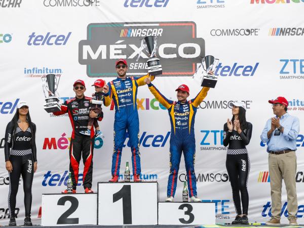 Premia Sergio Salomón a triunfadores de Nascar México Series