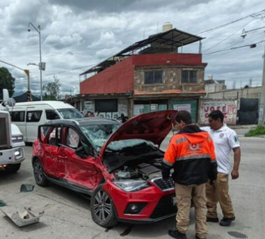 Accidente en la carretera Puebla - Amozoc: Tractocamión impacta a vehículo dejando tres personas lesionadas