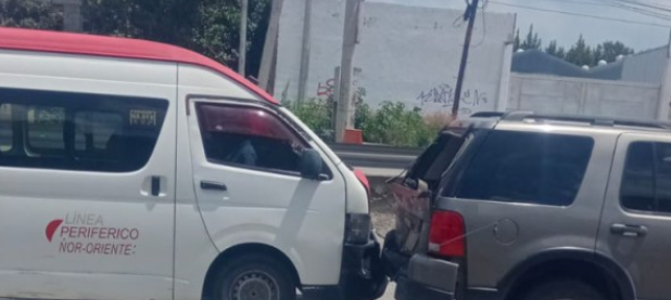 Unidad de transporte público no logra frenar y se estrella contra camioneta en Amozoc