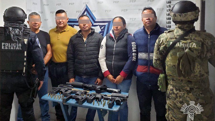 Detienen a Sujetos por Usurpación de Funciones y Portación Ilegal de Armas en Amozoc, Puebla