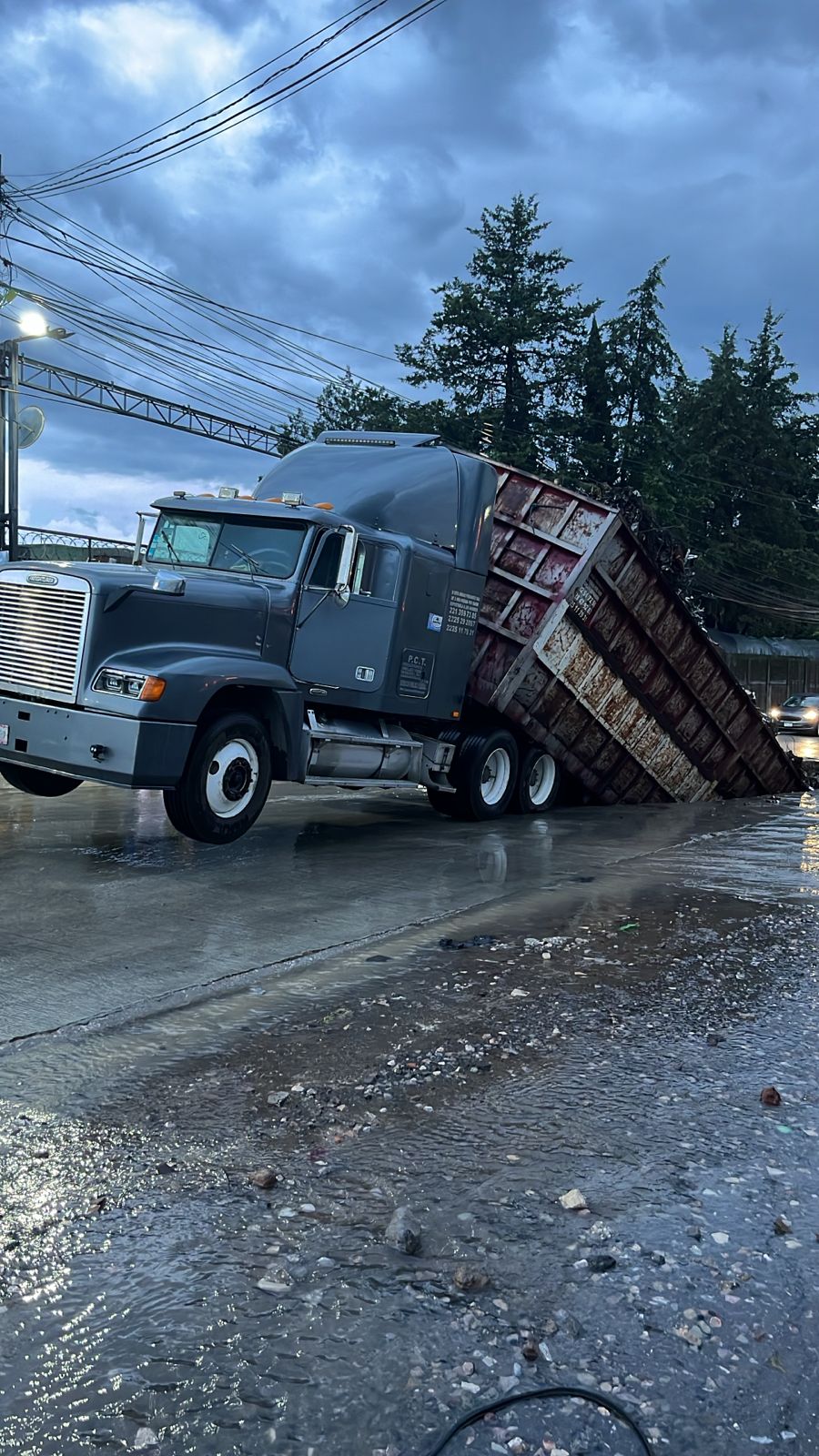 Registran hundimiento de pavimento por accidente de tráiler en Amozoc