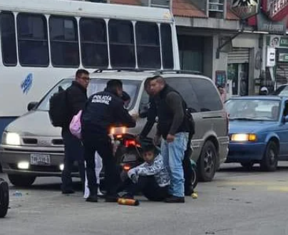 Presuntos Elementos de la policía de Amozoc arrollan a padre e hijo al cruzar semáforo en rojo