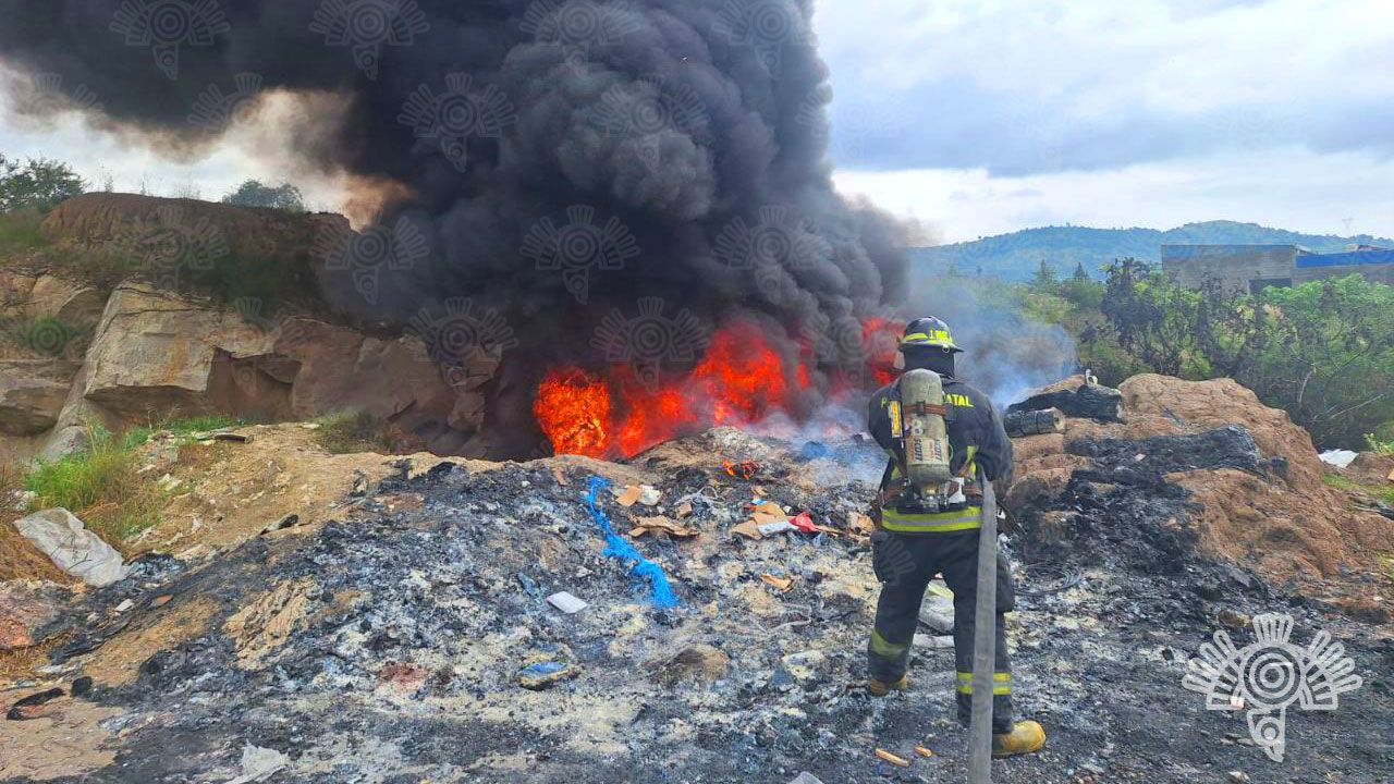 Policías y Bomberos controlan incendio en barranca de Amozoc
