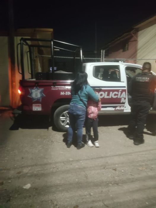 Policía rescata a niña perdida en Chachapa y la reúne con sus padres