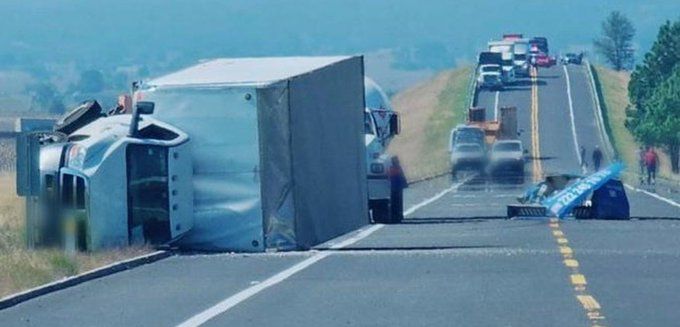 Autopista Amozoc-Perote reabre tras accidente con pipa de gas LP; sin lesionados