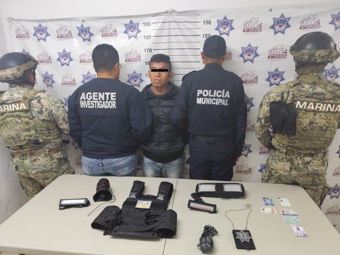 Policía y Marina detienen a individuo por robo de vehículo y posesión de uniformes policiacos falsos en Amozoc