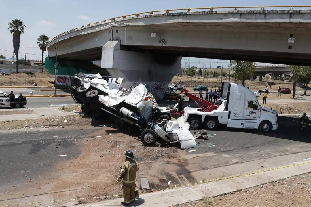 Accidente de tráiler deja pañales regados y desata saqueo en Amozoc, Puebla