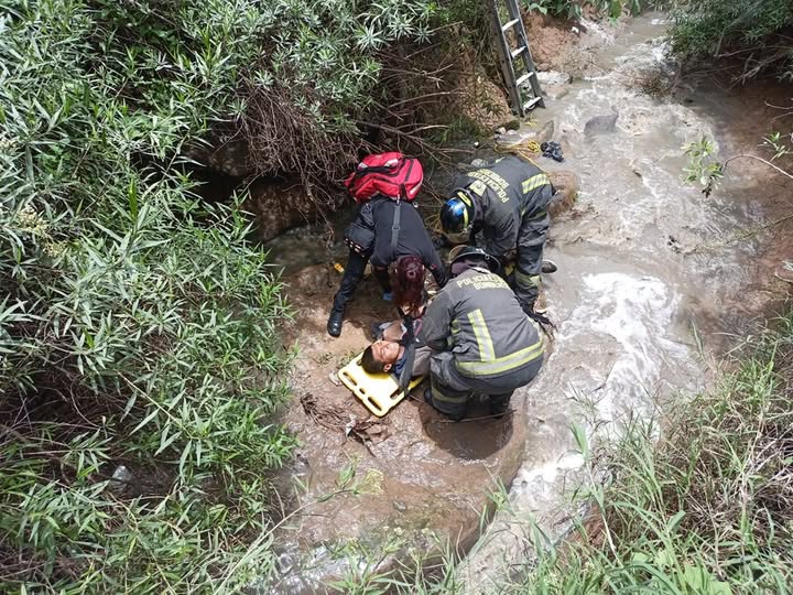 Rescate Exitoso en San Pedro Chachapa
Personal de Emergencias Salva a Joven Atrapado en Barranca