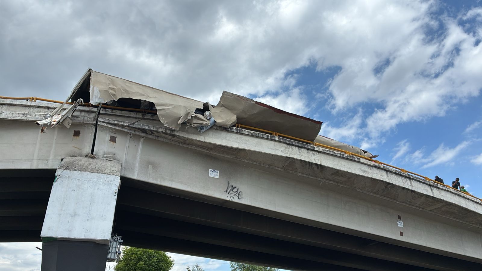 Atienden volcadura de tráiler en el Periférico Ecológico de Amozoc 🚛
