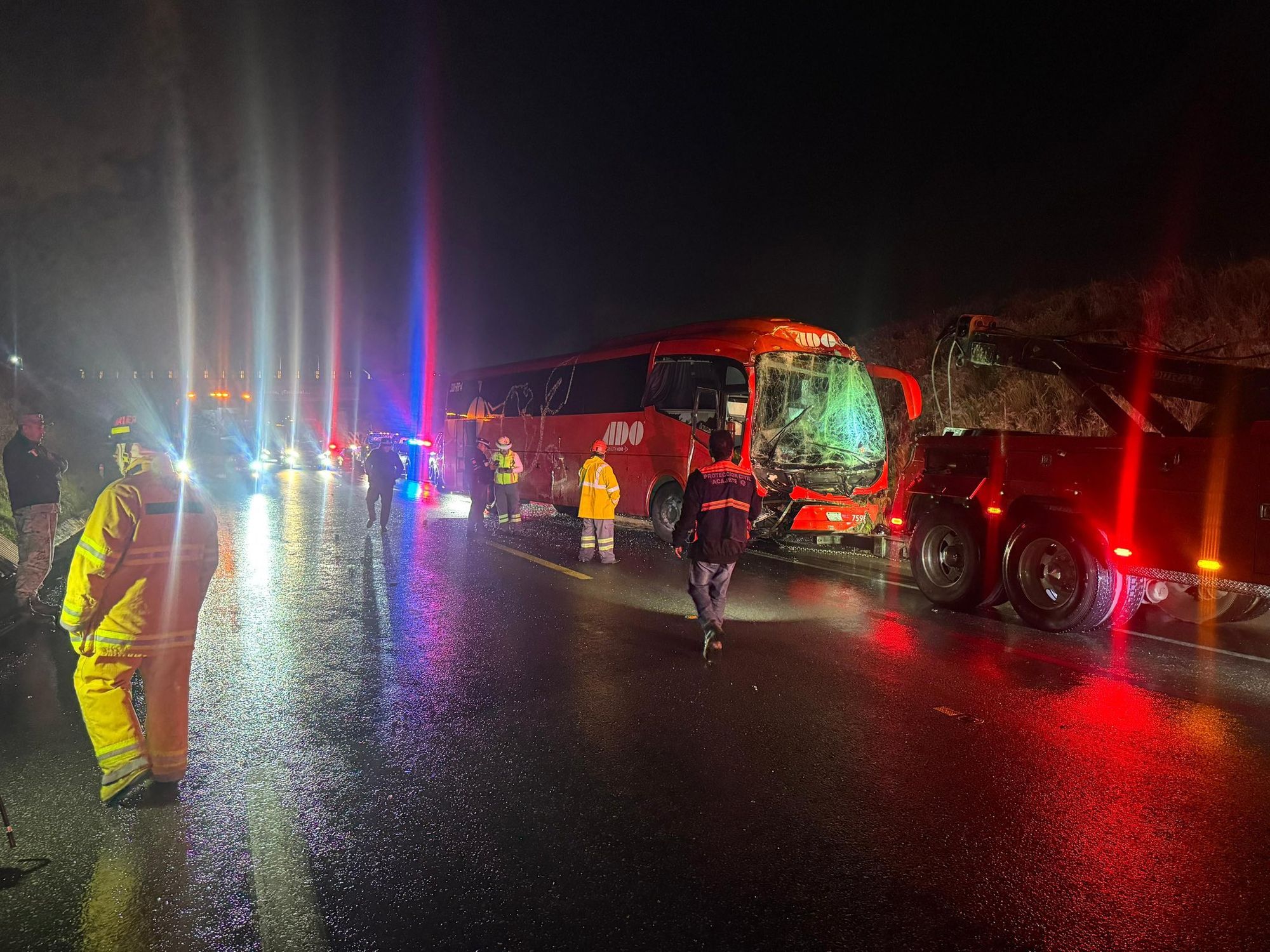Accidente en Autopista Amozoc-Perote: Autobús ADO con Personal de Audi Choca Contra Freightliner; 11 Lesionados y Conductor Huye