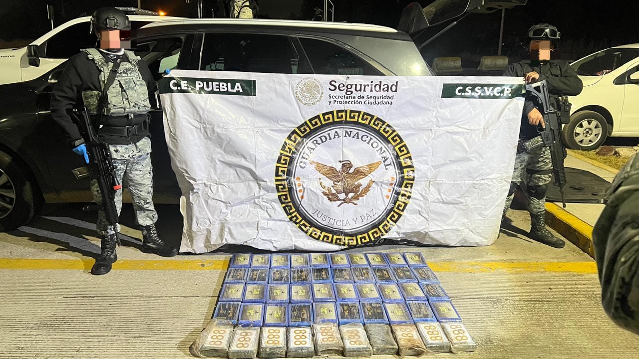 Guardia Nacional asegura 50 paquetes de presunta droga en camioneta Kia en Amozoc, Puebla