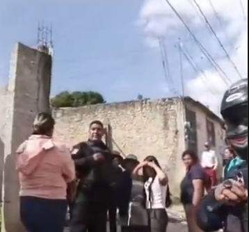 ¿Abuso de autoridad en Amozoc? Detienen a una mujer tras videograbar conflicto vecinal