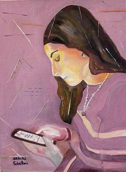 "Sofía, mirando el celular"