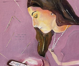 "Sofía, mirando el celular"