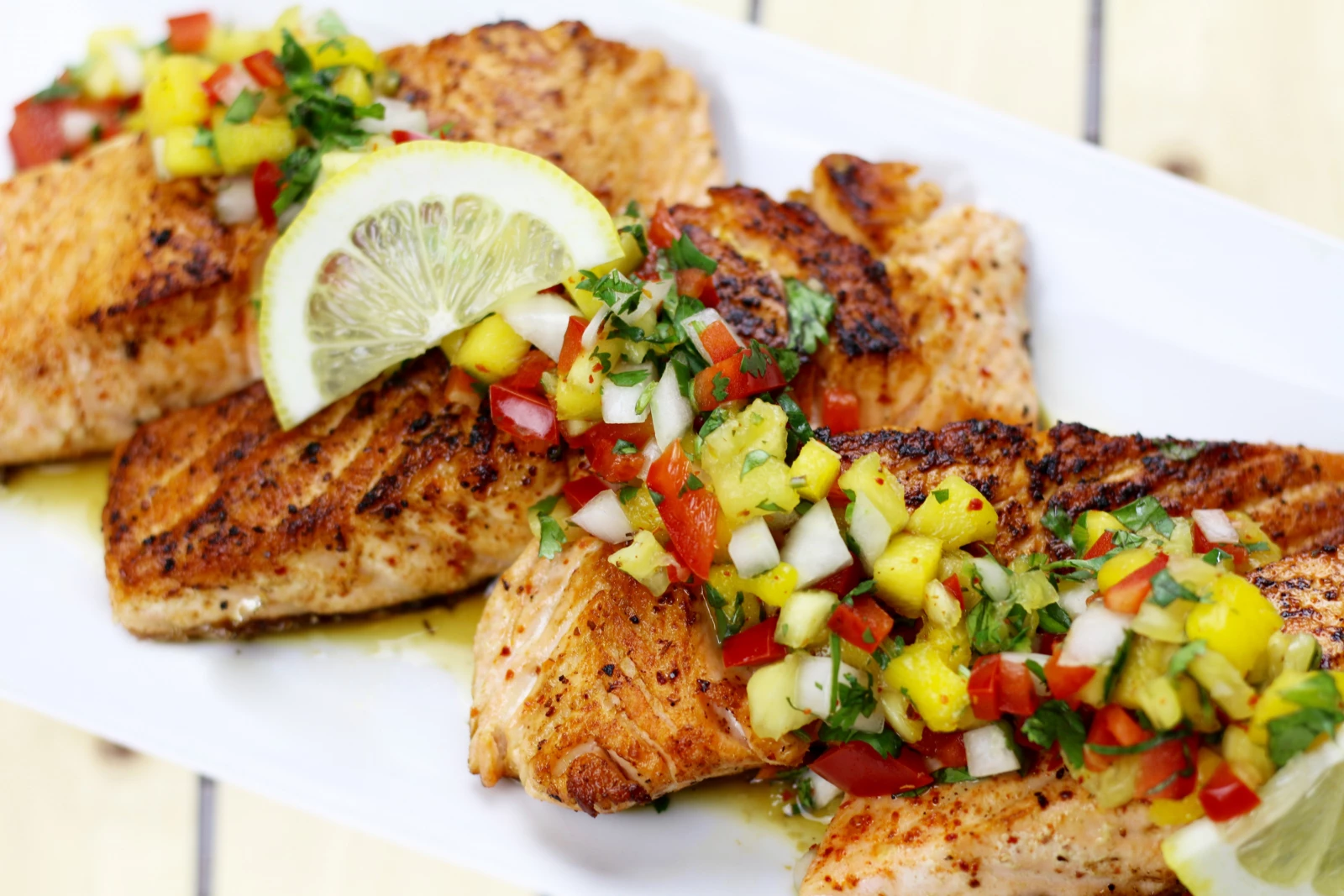 SALMÓN CON SALSA DE MANGO Y PIÑA SALMÓN CON SALSA DE MANGO Y PIÑA
