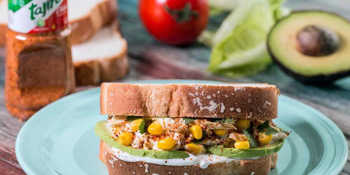SÁNDWICH DE POLLO CON AGUACATE SÁNDWICH DE POLLO CON AGUACATE