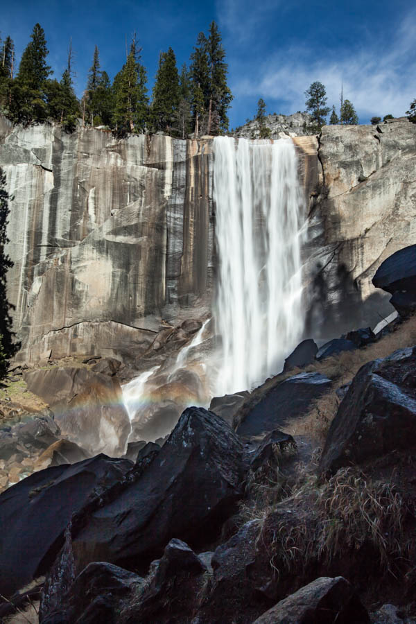 Hiking the Mist Trail in Yosemite National Park #vernalfalls #vezzaniphotography