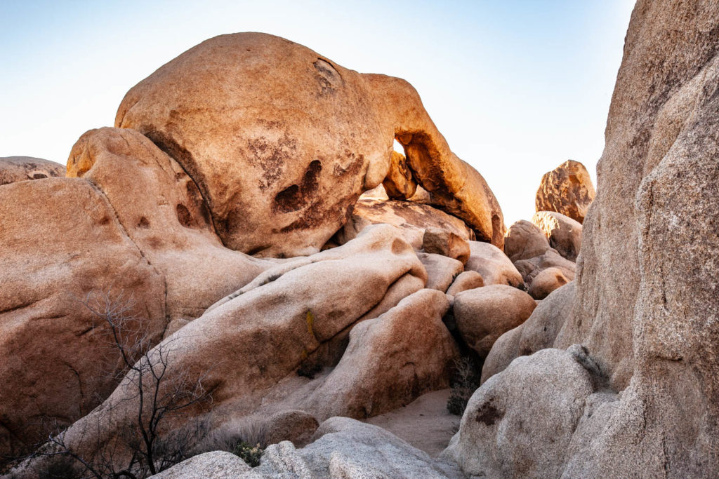 How to Find Arch Rock at Joshua Tree National Park #besthikes #vezzaniphotography
