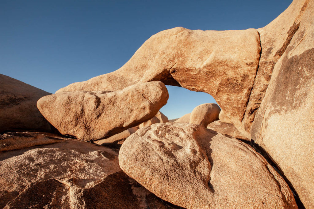 How to Find Arch Rock at Joshua Tree National Park #besthikes #vezzaniphotography
