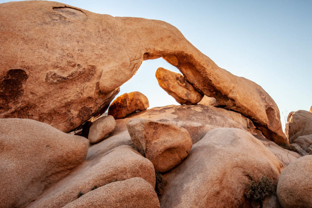 How to Find Arch Rock at Joshua Tree National Park #besthikes #vezzaniphotography