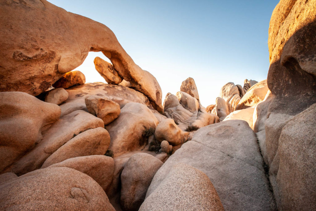 How to Find Arch Rock at Joshua Tree National Park #besthikes #vezzaniphotography