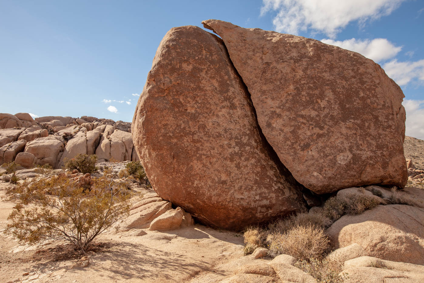 9 Must-see Locations at Joshua Tree National Park - Split Rock #vezzaniphotography