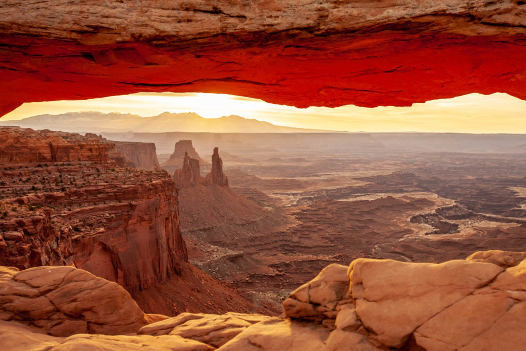 Photographing Mesa Arch at Sunrise in Canyonlands National Park #vezzaniphotography