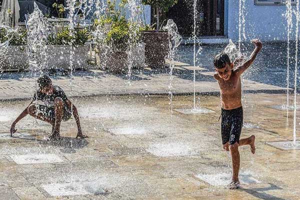 Niña sale disparada de fuente y se hace viral Niña sale disparada de fuente y se hace viral