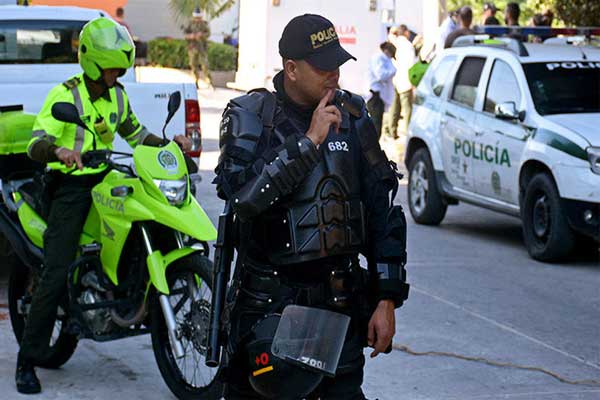 Policía colombiano ejecutó a delincuente que lo amenazaba con un cuchillo Policía colombiano ejecutó a delincuente que lo amenazaba con un cuchillo