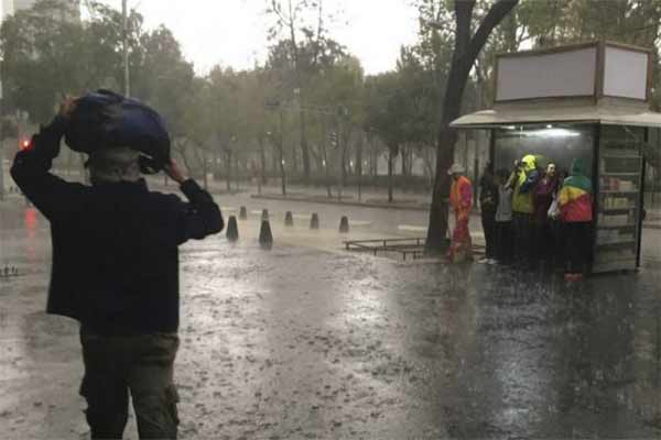 Lluvia y granizo anegan calles en 9 delegaciones