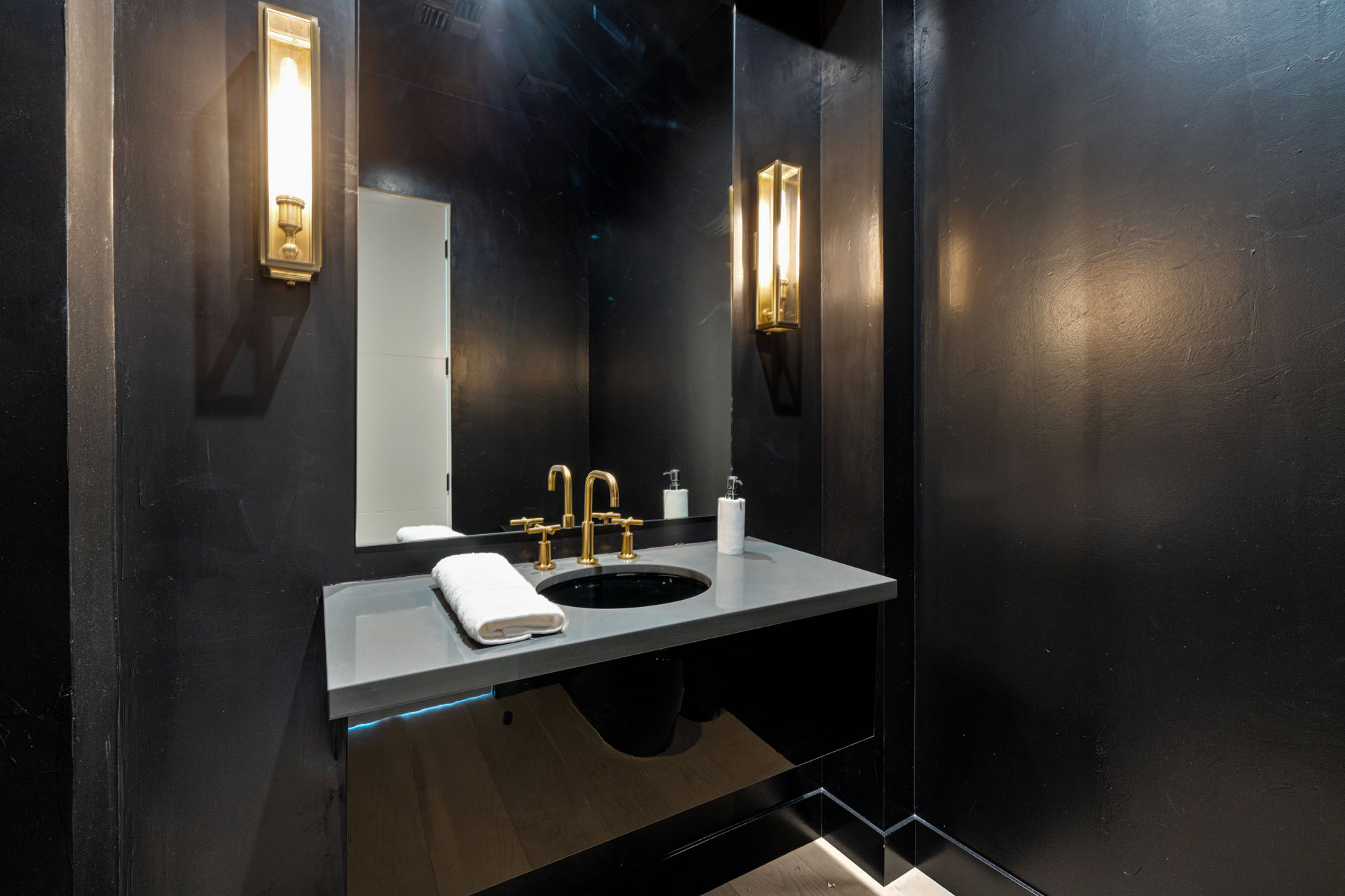 Silver Sun Stunning 4 Bedroom Estate on 1/3 Acre | Photo 34