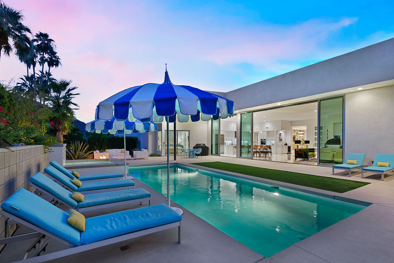 Cosmopolitan Glam getaway, walk to Palm Canyon! | Photo 8