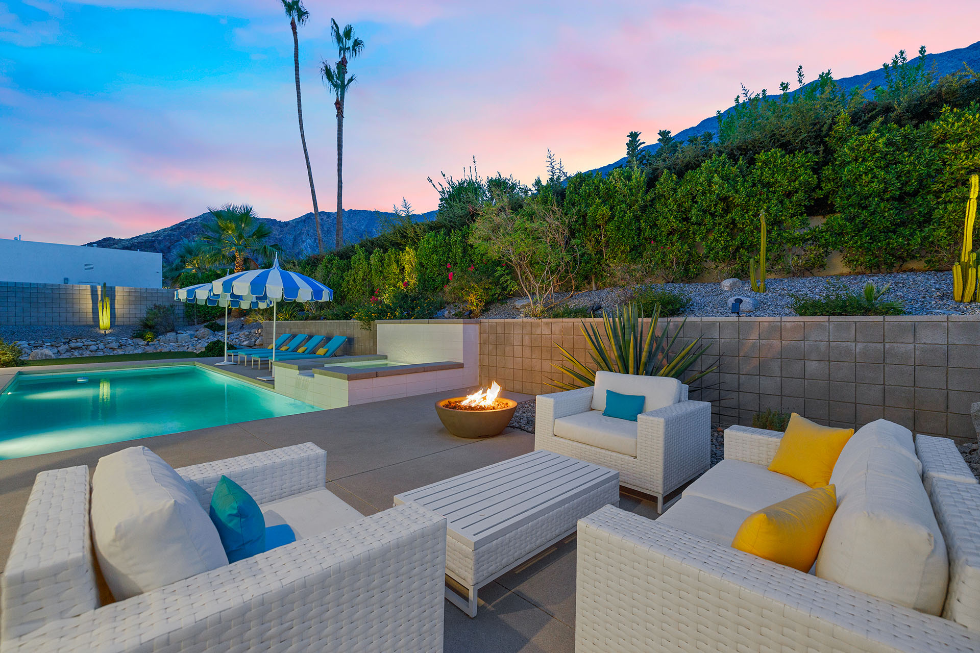 Cosmopolitan Glam getaway, walk to Palm Canyon! | Photo 5