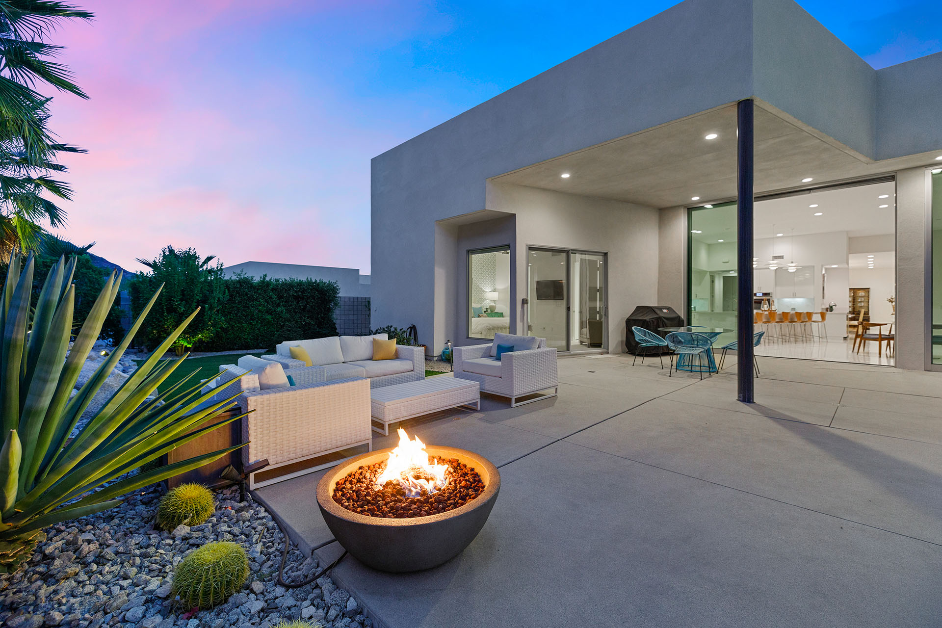 Cosmopolitan Glam getaway, walk to Palm Canyon! | Photo 53