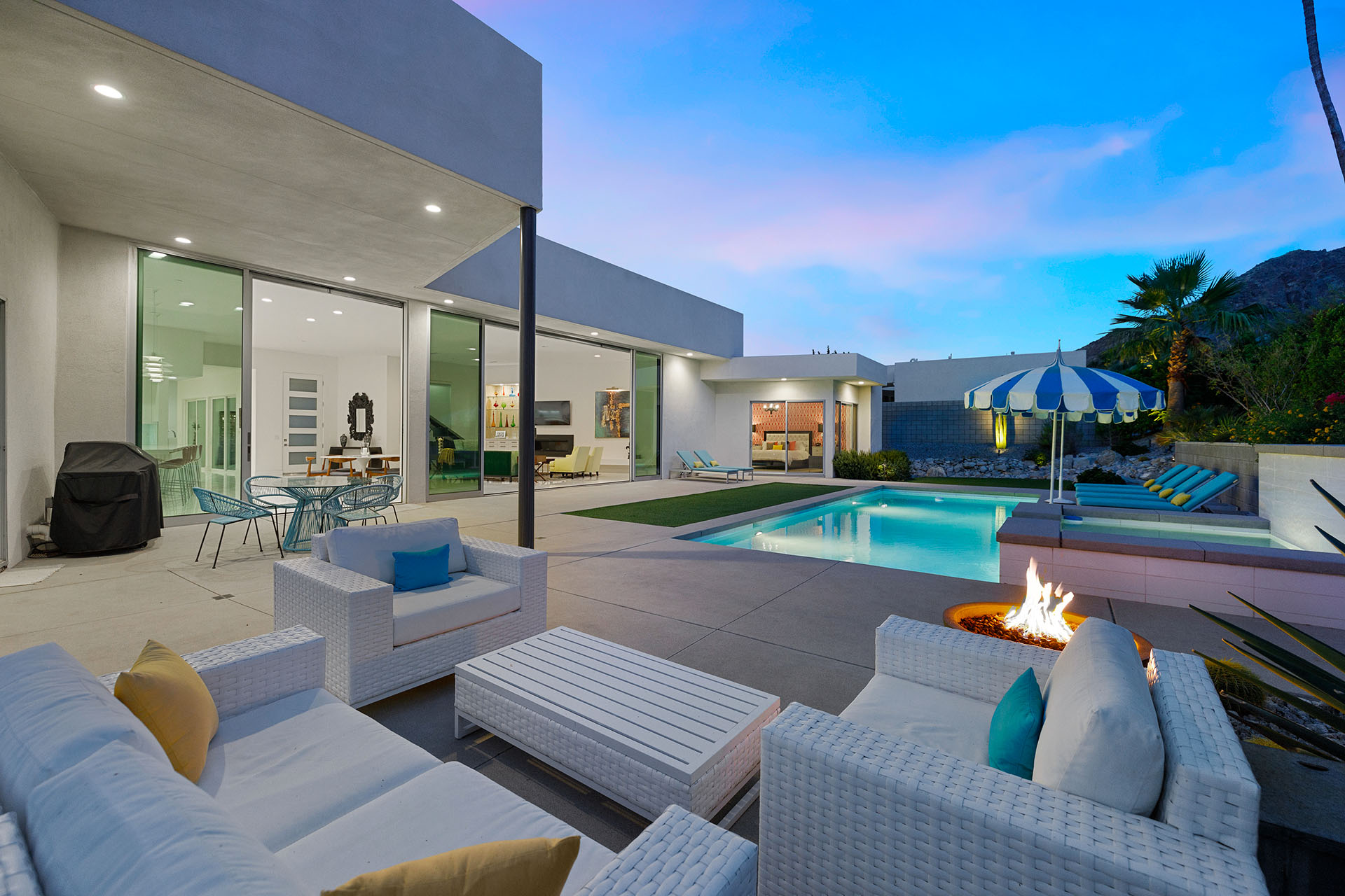 Cosmopolitan Glam getaway, walk to Palm Canyon! | Photo 52