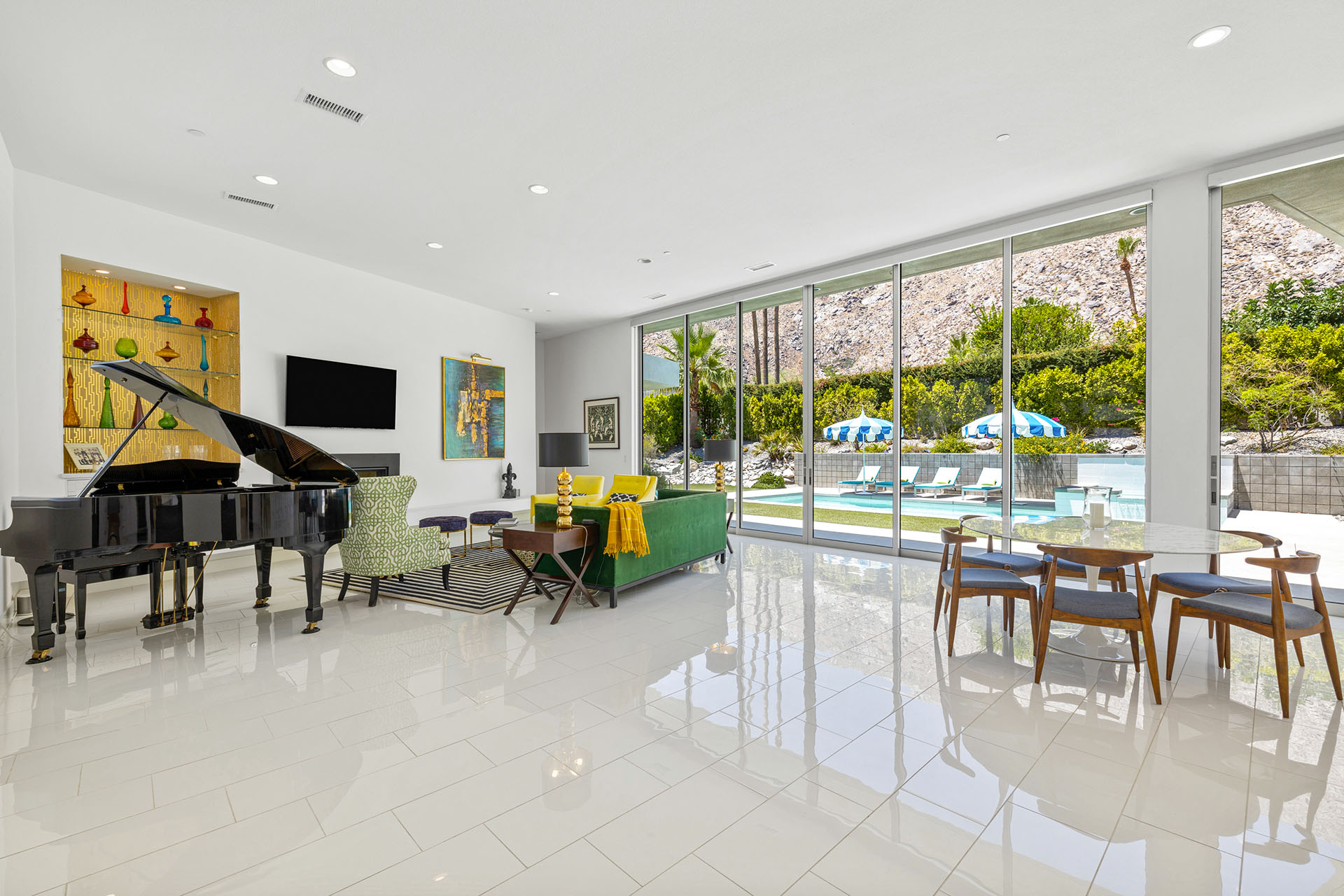 Cosmopolitan Glam getaway, walk to Palm Canyon! | Photo 16