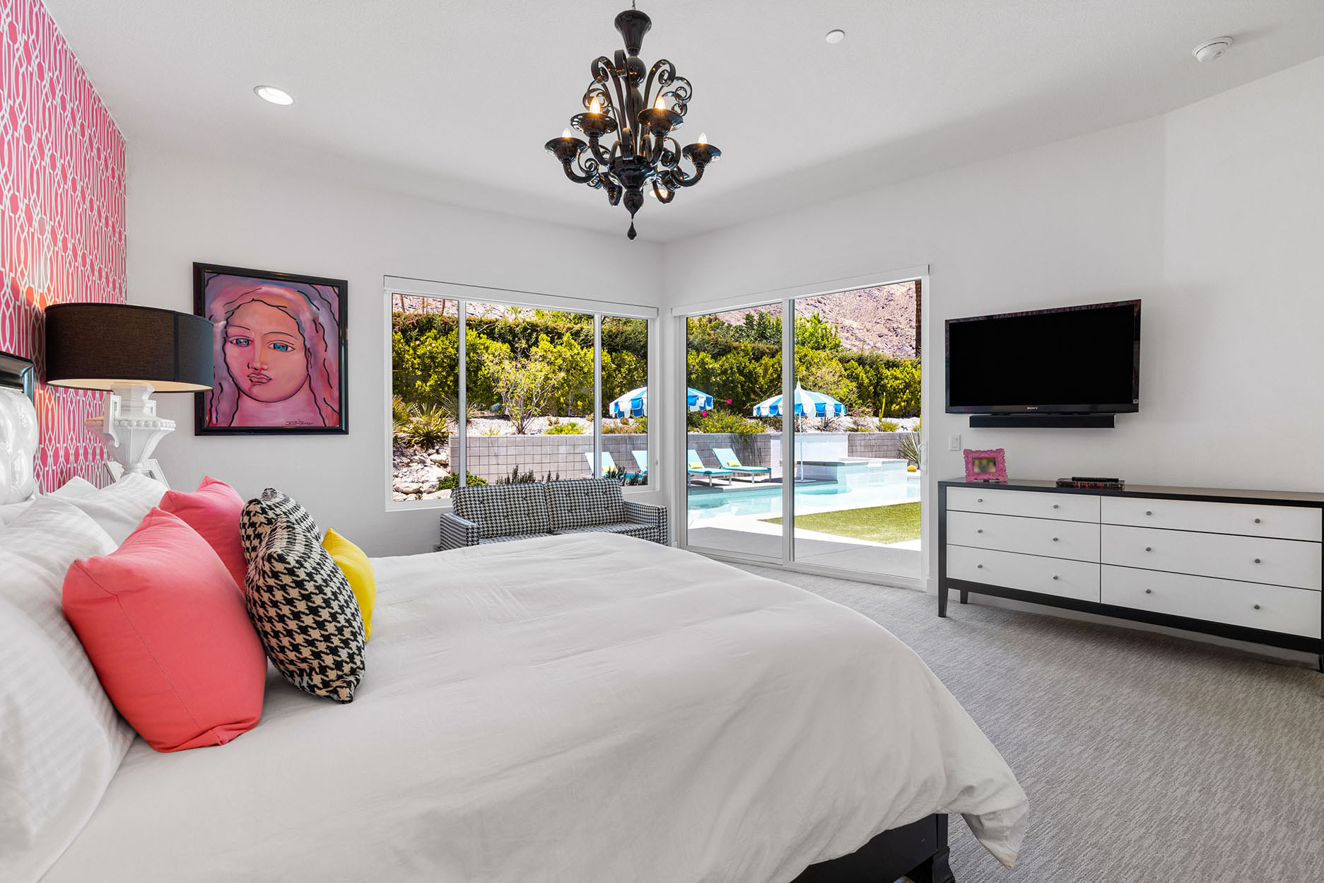 Cosmopolitan Glam getaway, walk to Palm Canyon! | Photo 36