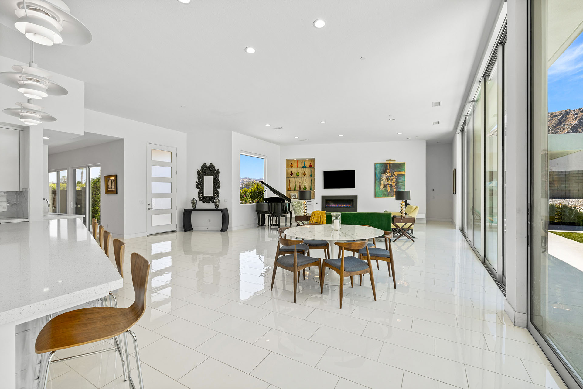 Cosmopolitan Glam getaway, walk to Palm Canyon! | Photo 25