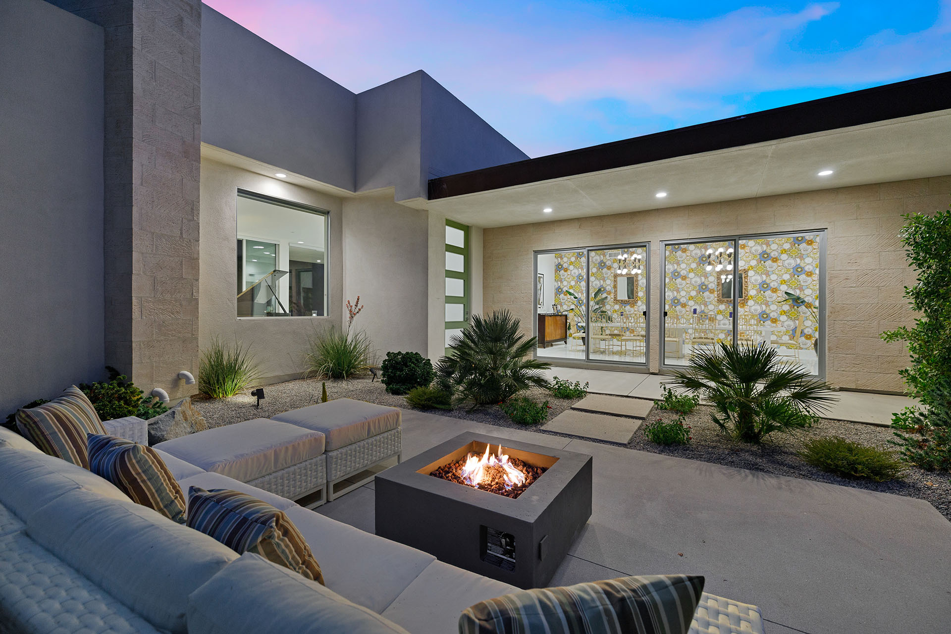 Cosmopolitan Glam getaway, walk to Palm Canyon! | Photo 9