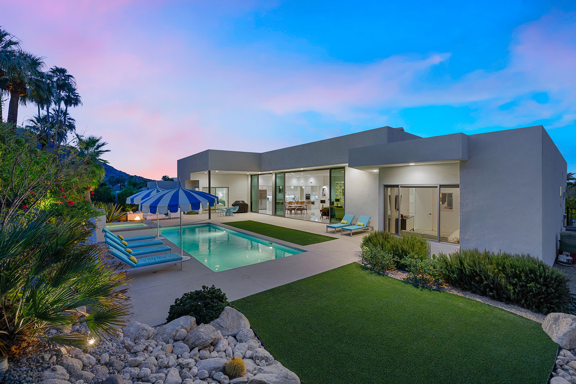 Cosmopolitan Glam getaway, walk to Palm Canyon! | Photo 10