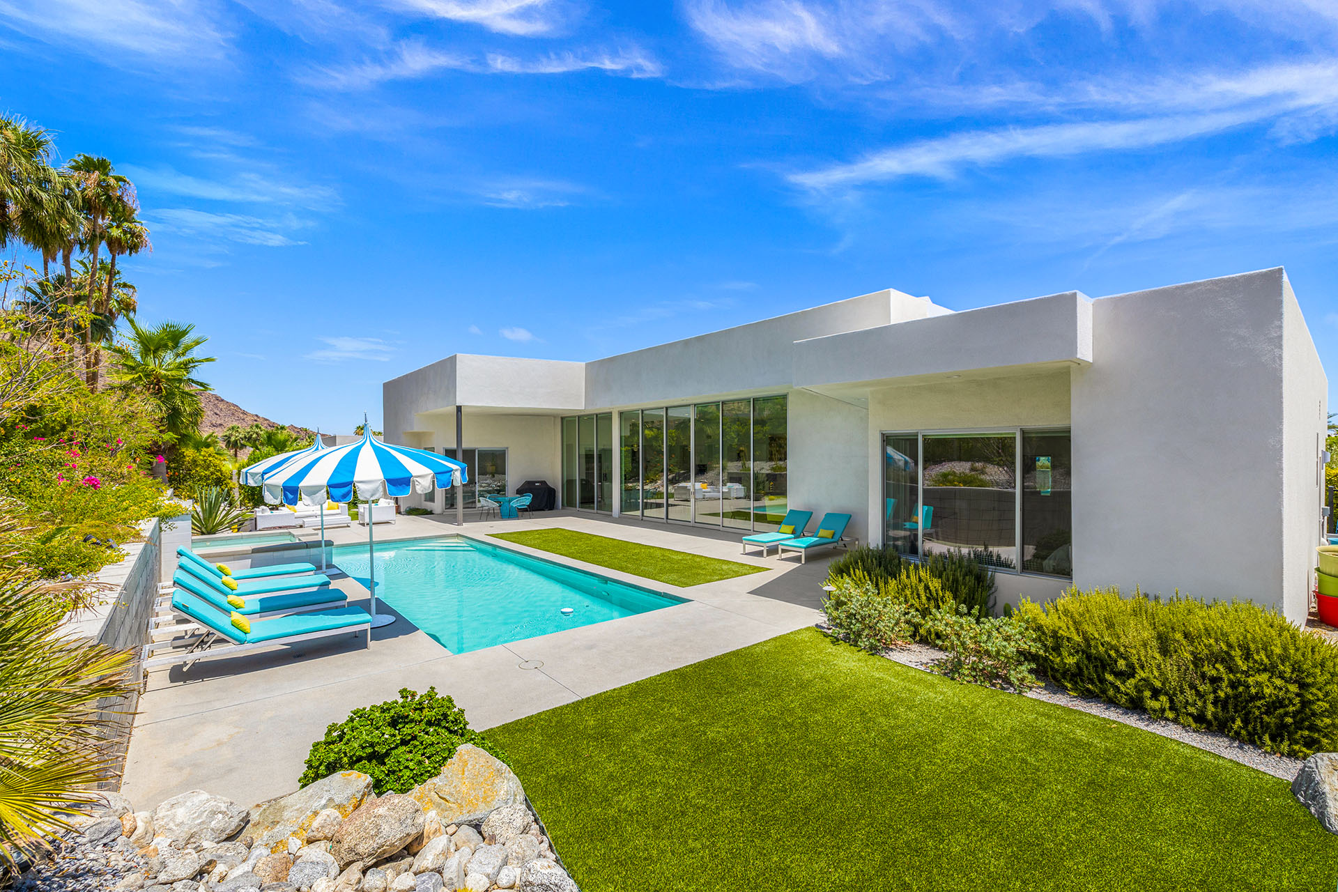 Cosmopolitan Glam getaway, walk to Palm Canyon! | Photo 46