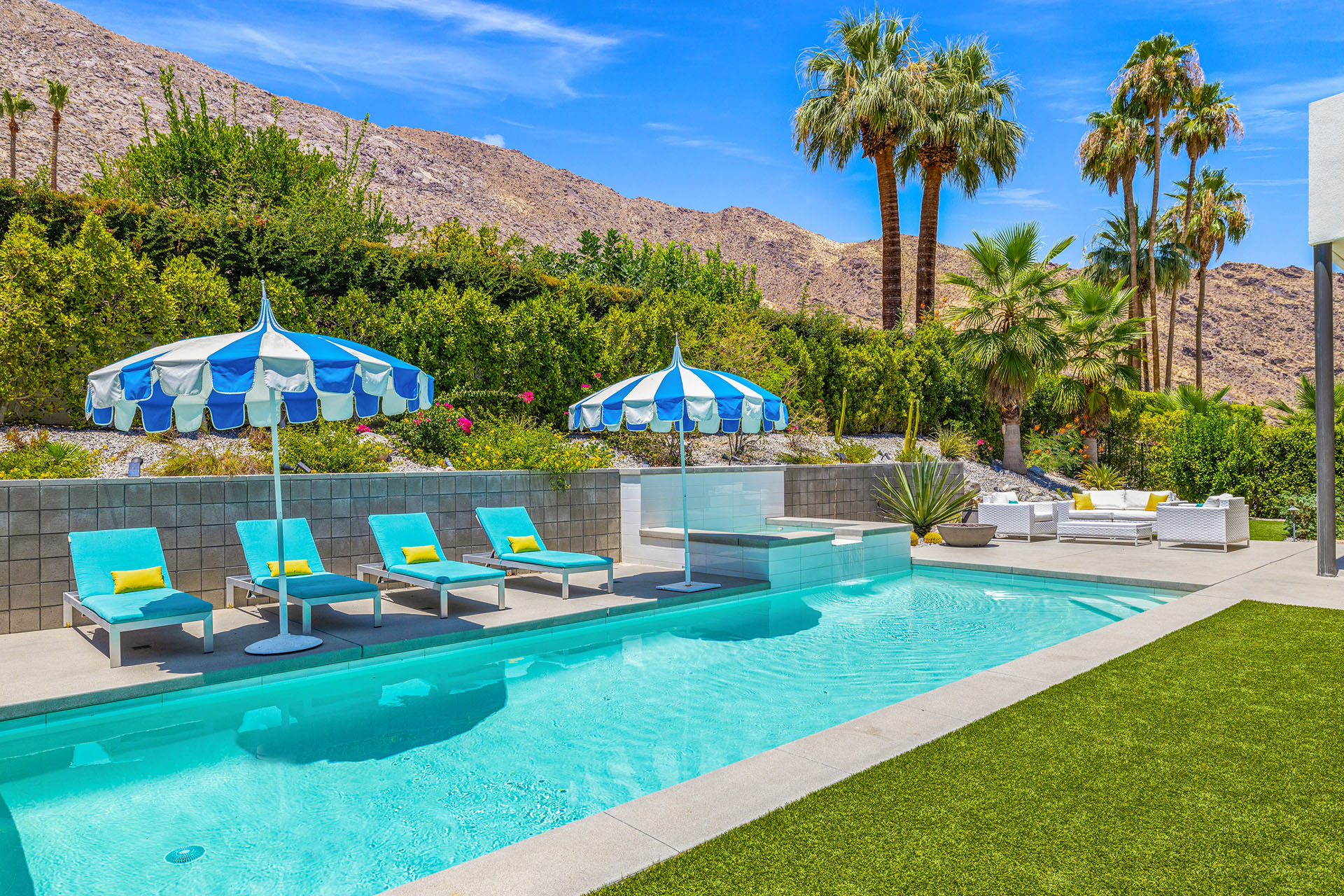 Cosmopolitan Glam getaway, walk to Palm Canyon! | Photo 3