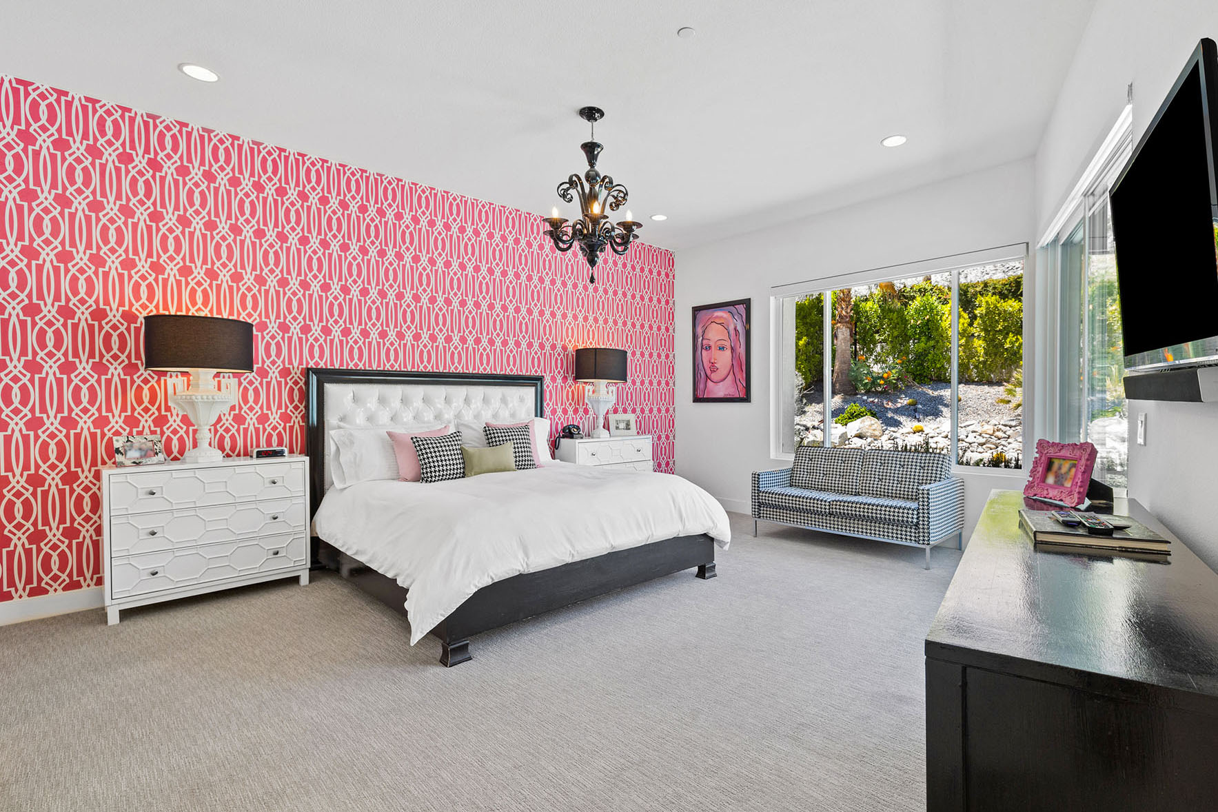 Cosmopolitan Glam getaway, walk to Palm Canyon! | Photo 34