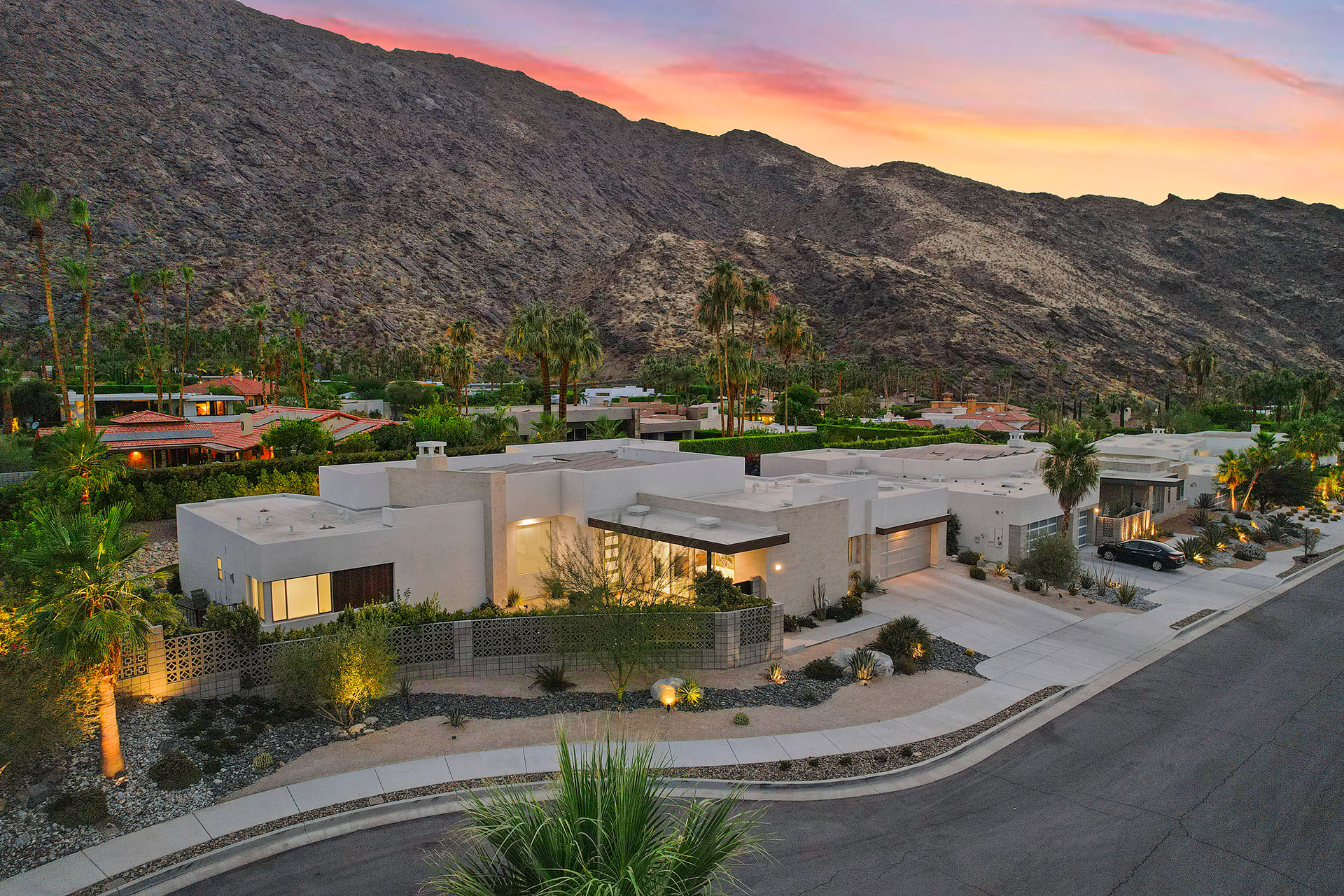 Cosmopolitan Glam getaway, walk to Palm Canyon! | Photo 11