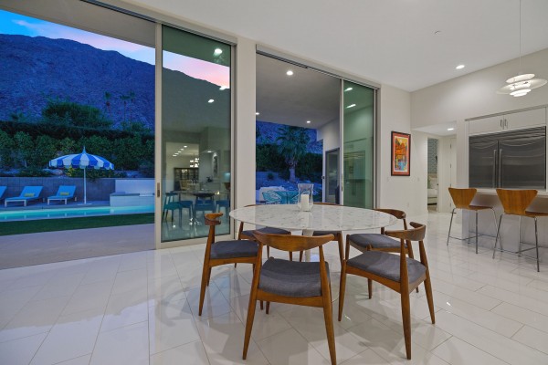 Cosmopolitan Glam getaway, walk to Palm Canyon! 3